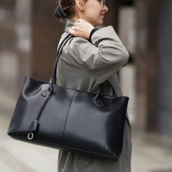 Shopper damski Solier FL37 Marlen czarna. Czarne shopperki damskie Solier, z aplikacjami, z materiału, na ramię, zdobione, bez dodatków. Za 329.00 zł.