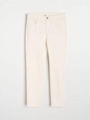 Jeansy slim z ozdobnymi perłami - kremowy. Białe jeansy damskie Sinsay, bez wzorów, z jeansu. Za 69.99 zł.