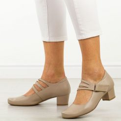 Beżowe skórzane Polskie czółenka damskie na obcasie Gregors 1104. Brązowe czółenka damskie GREGORS, na jesień, bez wzorów, ze skóry, eleganckie, z okrągłym noskiem, bez obcasa, na obcasie, bez zapięcia. Za 379.00 zł.