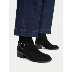 Botki JENNY. Czarne botki damskie Jenny, bez wzorów, bez obcasa, na słupku, bez zapięcia. Za 179.99 zł.