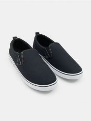 Trampki typu slip-on - czarny. Czarne trampki męskie Sinsay, bez wzorów, bez zapięcia. Za 29.99 zł.