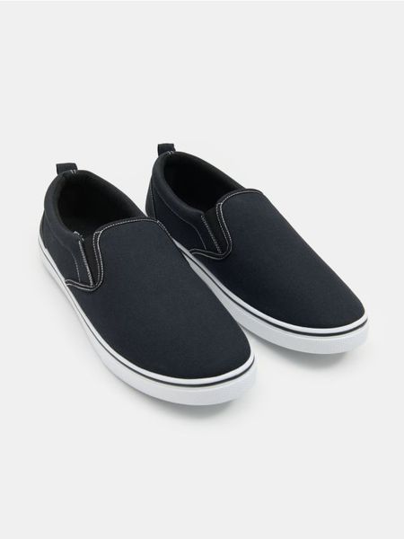 Trampki typu slip-on - czarny. Czarne trampki męskie Sinsay, bez wzorów, bez zapięcia. Za 29.99 zł.