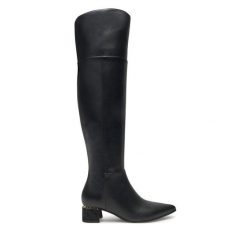 Kozaki Guess. Czarne kozaki damskie Guess, z aplikacjami, bez obcasa, na słupku, bez zapięcia. Za 1,099.00 zł.