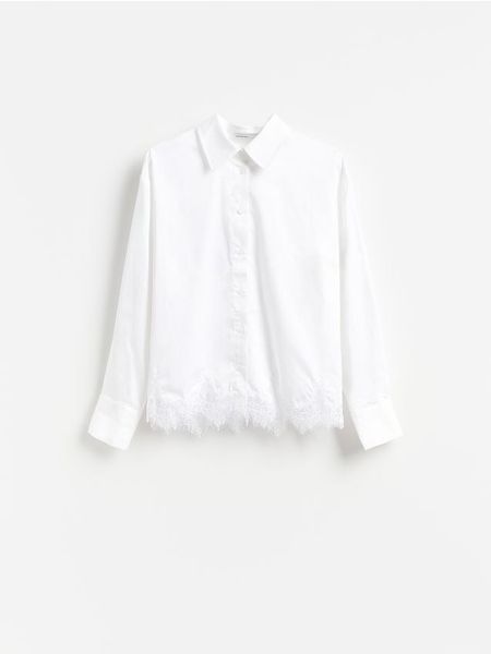 Koszula z koronką - biały. Białe koszule damskie Reserved, l, bez wzorów, z bawełny, bez kołnierzyka, bez ramiączek. Za 139.99 zł.
