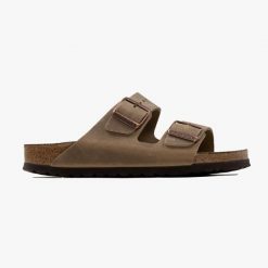 Klapki damskie Birkenstock Arizona (552813). Brązowe klapki damskie Birkenstock, bez wzorów, młodzieżowe, bez obcasa, bez zapięcia. Za 479.99 zł.