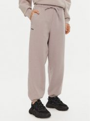 Under Armour Spodnie dresowe UA Icon Heavyweight 1386488 Szary Oversize. Szare spodnie dresowe damskie Under Armour, bez wzorów, z bawełny. Za 229.99 zł.