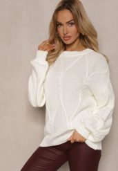 Biały Sweter z Ozdobnym Tłoczeniem i Ściągaczami Temariel. Białe swetry nierozpinane damskie Renee, bez wzorów, z jeansu, biznesowe, bez kołnierzyka, bez ramiączek. Za 79.99 zł.