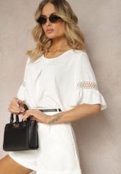 Biała Luźna Bluzka z Ażurową Wstawką na Rękawach Birian. Białe bluzki damskie Renee, w ażurowe wzory, z jeansu, eleganckie, bez kołnierzyka, bez ramiączek. Za 49.99 zł.