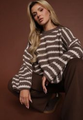 Brązowy Oversizowy Sweter w Paski z Dzianiny z Wełną i Wiskozą Aventole. Brązowe swetry nierozpinane damskie Renee, z aplikacjami, z dzianiny, casualowe, bez kołnierzyka, bez ramiączek. Za 134.99 zł.