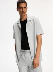 Strukturalna koszula regular fit - jasnoszary. Szare koszule męskie Reserved, l, bez wzorów, z bawełny, bez kołnierzyka, bez ramiączek. Za 119.99 zł.