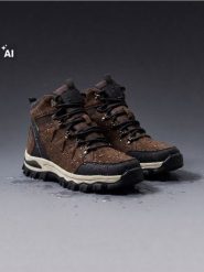 Wodoodporne buty trekkingowe - brązowy. Brązowe trekkingi męskie Sinsay, bez zapięcia. Za 129.99 zł.