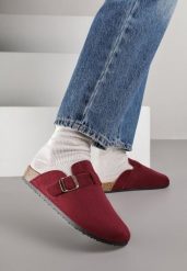 Bordowe Klapki Ozdobione Klamrą na Pasku Zelevelis. Czerwone klapki damskie Renee, bez wzorów, z jeansu, eleganckie, bez obcasa, na obcasie, bez zapięcia. Za 69.99 zł.