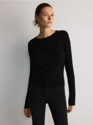 Sweter ze strukturalnym splotem - czarny. Czarne swetry nierozpinane damskie Reserved, l, bez wzorów, z dzianiny, bez kołnierzyka, bez ramiączek. W wyprzedaży za 59.99 zł.
