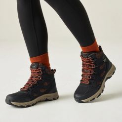 Damskie buty trekkingowe Vendora. Czarne obuwie trekkingowe damskie Regatta, z materiału, bez zapięcia. Za 399.50 zł.