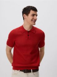 Ażurowy sweter polo - czerwony. Czerwone swetry męskie Reserved, l, w ażurowe wzory, z bawełny, bez kołnierzyka, bez ramiączek. Za 109.99 zł.