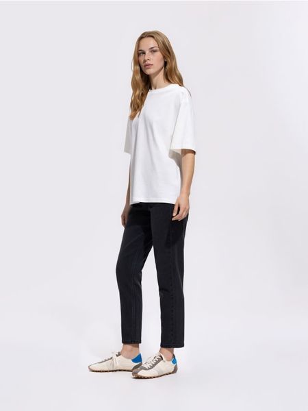 Jeansy mom comfort - czarny. Czarne jeansy damskie Reserved, bez wzorów, z bawełny. Za 129.99 zł.