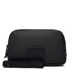 Saszetka Calvin Klein. Czarne saszetki i nerki męskie Calvin Klein, bez wzorów, z puchu. Za 289.99 zł.