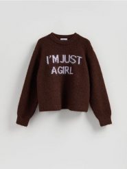 Sweter z napisem - brązowy. Brązowe swetry nierozpinane damskie Reserved, l, bez wzorów, z dzianiny, bez kołnierzyka, bez ramiączek. Za 139.99 zł.