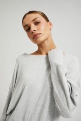 Gładki sweter z długimi rękawami szary. Szare swetry nierozpinane damskie MOODO, l, bez wzorów, z elastanu, bez kołnierzyka, bez ramiączek. W wyprzedaży za 49.99 zł.