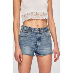 Wrangler - Szorty. Niebieskie szorty damskie Wrangler, bez wzorów, z bawełny, casualowe, z podwyższonym stanem. W wyprzedaży za 159.90 zł.