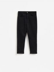 Jeansy relaxed slim - czarny. Czarne jeansy damskie Reserved, bez wzorów, z bawełny. Za 129.99 zł.