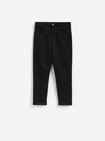 Jeansy relaxed slim - czarny. Czarne jeansy damskie Reserved, bez wzorów, z bawełny. Za 129.99 zł.