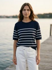 Sweter z krótkim rękawem w paski - granatowy. Niebieskie swetry nierozpinane damskie Sinsay, l, bez wzorów, bez kołnierzyka, bez ramiączek. Za 29.99 zł.