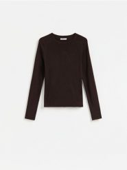 Gładki sweter - ciemnobrązowy. Brązowe swetry nierozpinane damskie Reserved, l, bez wzorów, z dzianiny, bez kołnierzyka, bez ramiączek. Za 89.99 zł.