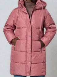 Płaszcz pikowany - różowy. Czerwone płaszcze damskie Sinsay, l, bez wzorów, bez kołnierzyka, bez kaptura. Za 129.99 zł.