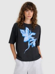 4F T-shirt oversize z nadrukiem damski - czarny L. Czarne t-shirty damskie 4F, l, bez wzorów, z bawełny, klasyczne, bez kołnierzyka, bez ramiączek. Za 69.99 zł.