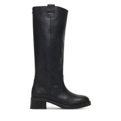 Kozaki Steve Madden. Czarne kozaki damskie Steve Madden, bez wzorów, bez obcasa, na płaskiej podeszwie, bez zapięcia. Za 689.99 zł.