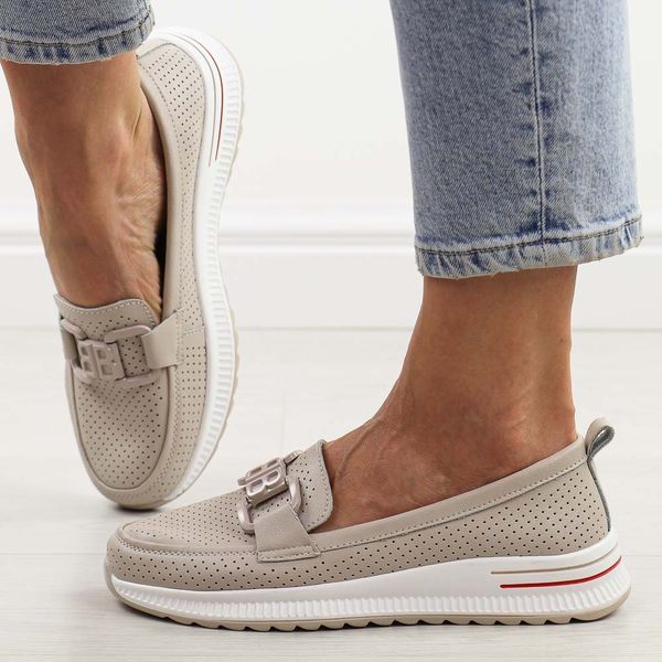 Beżowe ażurowe skórzane półbuty damskie S.Barski 556. Brązowe półbuty damskie S.BARSKI, na lato, w ażurowe wzory, z jeansu, eleganckie, z okrągłym noskiem, bez obcasa, bez zapięcia. Za 229.00 zł.