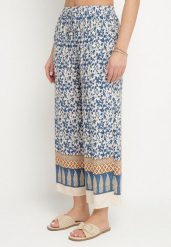 Niebieskie Bawełniane Spodnie z Wysokim Stanem o Długości 7/8 ze Wzorem Boho Lisavinea. Niebieskie spodnie materiałowe damskie Born2be, z aplikacjami, z bawełny, boho, z podwyższonym stanem. Za 29.99 zł.
