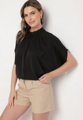 Czarna Bluzka Ozdobiona Stójką i Wiązaniem Rinelea. Czarne bluzki damskie Born2be, bez wzorów, biznesowe, bez kołnierzyka, bez ramiączek. Za 49.99 zł.