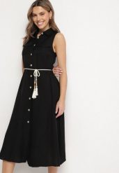 Czarna Koszulowa Sukienka z Wiskozy o Rozkoszowanym Kroju Wiązaniem z Frędzlami Zenbia. Czarne sukienki damskie Born2be, na co dzień, l, bez wzorów, z jeansu, eleganckie, bez kołnierzyka, bez ramiączek, midi, kopertowe. Za 84.99 zł.