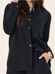 Wiskozowa koszula z domieszką lnu - czarny. Czarne koszule damskie Sinsay, l, bez wzorów, z materiału, boho, bez kołnierzyka, bez ramiączek. Za 39.99 zł.