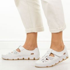 Białe przewiewne skórzane półbuty damskie T.Sokolski w26-86. Białe półbuty damskie Sokolski, na lato, bez wzorów, z jeansu, klasyczne, z okrągłym noskiem, bez obcasa, na płaskiej podeszwie, bez zapięcia. Za 199.00 zł.