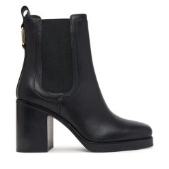 Botki Tommy Hilfiger. Czarne botki damskie Tommy Hilfiger, bez wzorów, bez obcasa, na słupku, bez zapięcia. Za 849.99 zł.