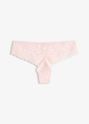 Figi brazylijskie z miękkiej koronki. Czerwone majtki damskie bonprix, z koronki. Za 37.99 zł.