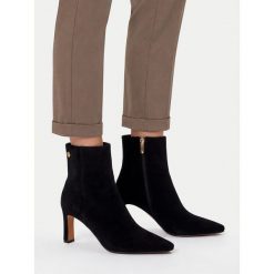 Botki Nine West. Czarne botki damskie Nine West, bez wzorów, bez obcasa, na słupku, bez zapięcia. Za 329.99 zł.