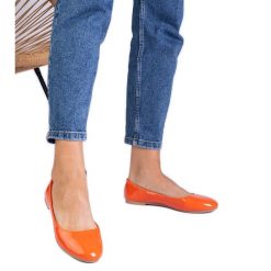 Pomarańczowe lakierowane balerinki. Brązowe balerinki damskie bez wzorów, z jeansu, eleganckie, bez obcasa, bez zapięcia. Za 70.80 zł.