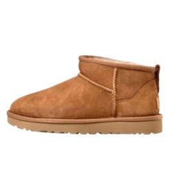 Buty do chodzenia dla dorosłych UGG Classic Ultra Mini Chestnut. Brązowe obuwie trekkingowe damskie UGG, bez zapięcia. Za 769.00 zł.