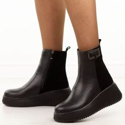 Czarne skórzane botki damskie Filippo Dbt7268/25. Czarne botki damskie Filippo, na jesień, bez wzorów, z jeansu, eleganckie, z okrągłym noskiem, bez obcasa, na platformie, bez zapięcia. Za 329.00 zł.