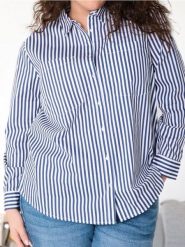 Bawełniana koszula w paski PLUS SIZE - granatowy. Niebieskie koszule damskie Sinsay, l, bez wzorów, z bawełny, bez kołnierzyka, bez ramiączek. Za 29.99 zł.
