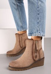 Ciemnobeżowe Botki na Klasycznym Koturnie Ozdobione Suwakiem Berilira. Brązowe botki damskie Renee, na jesień, bez wzorów, z jeansu, eleganckie, bez obcasa, na koturnie, bez zapięcia. Za 139.99 zł.