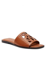 DKNY Klapki Jalila K1494653 Brązowy. Brązowe klapki damskie DKNY, bez wzorów, ze skóry, bez obcasa, bez zapięcia. Za 539.99 zł.