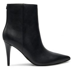 Botki Guess. Czarne botki damskie Guess, z aplikacjami, bez obcasa, na szpilce, bez zapięcia. Za 489.99 zł.