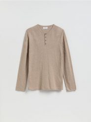 Sweter henley - beżowy. Brązowe swetry męskie Reserved, l, bez wzorów, z dzianiny, bez kołnierzyka, bez ramiączek. Za 119.99 zł.