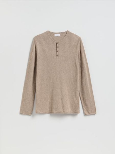 Sweter henley - beżowy. Brązowe swetry męskie Reserved, l, bez wzorów, z dzianiny, bez kołnierzyka, bez ramiączek. W wyprzedaży za 49.99 zł.