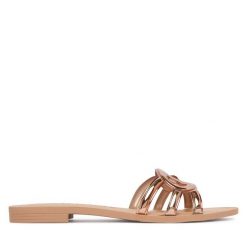 Klapki Guess. Brązowe klapki damskie Guess, z aplikacjami, bez obcasa, bez zapięcia. Za 162.99 zł.